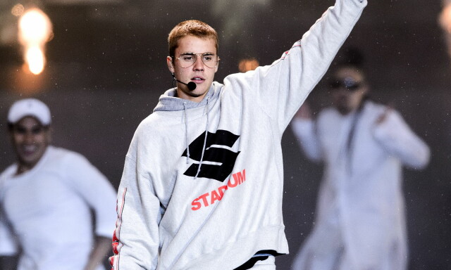 Sa at han ikke kunne teksten. Da kastet svensken skoen sin på Justin Bieber